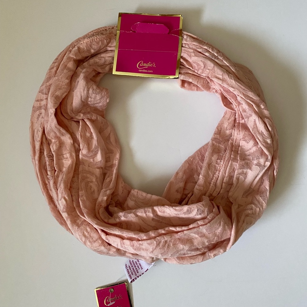 Candie’s women’s spring circle infinity scarf one size peach color NWT